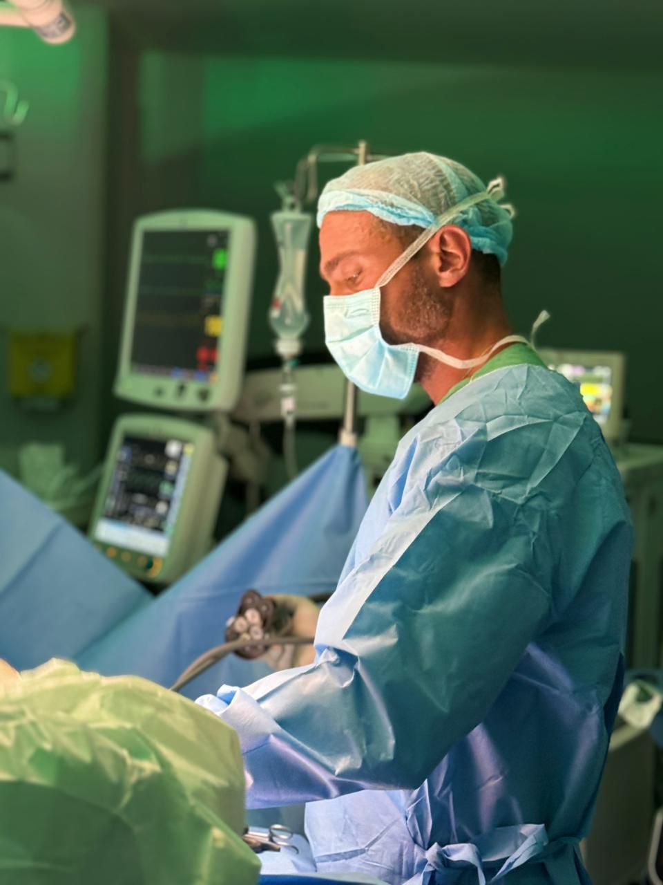 Dr. Antonio Ahouagi em cirurgia minimamente invasiva
