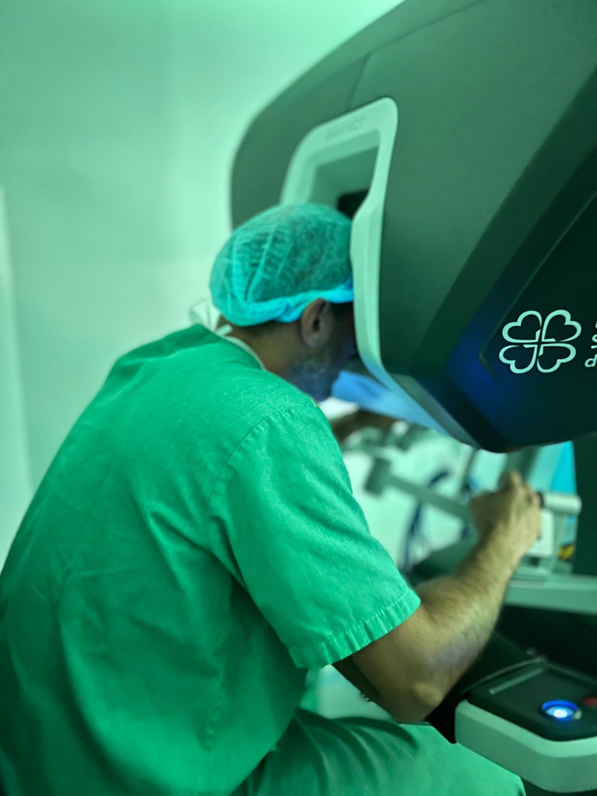 Cirurgia robótica em andamento