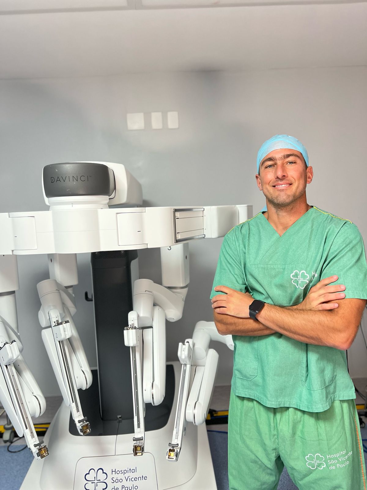 Dr. Antonio Ahouagi com robô cirúrgico Da Vinci
